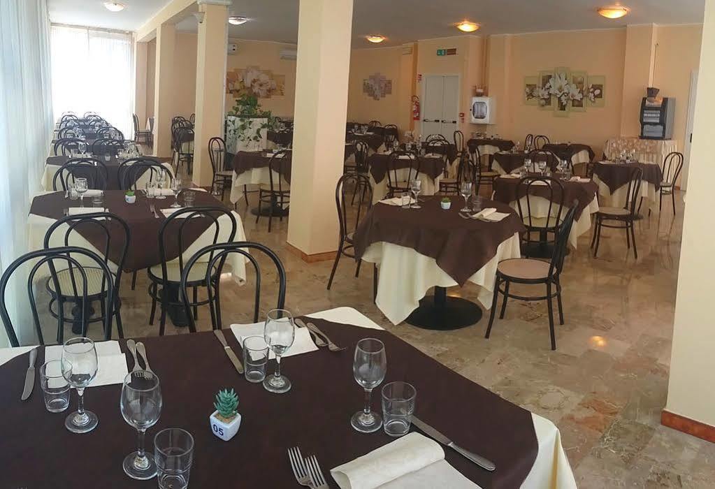 Hotel Astor B&B Lido di Classe Buitenkant foto
